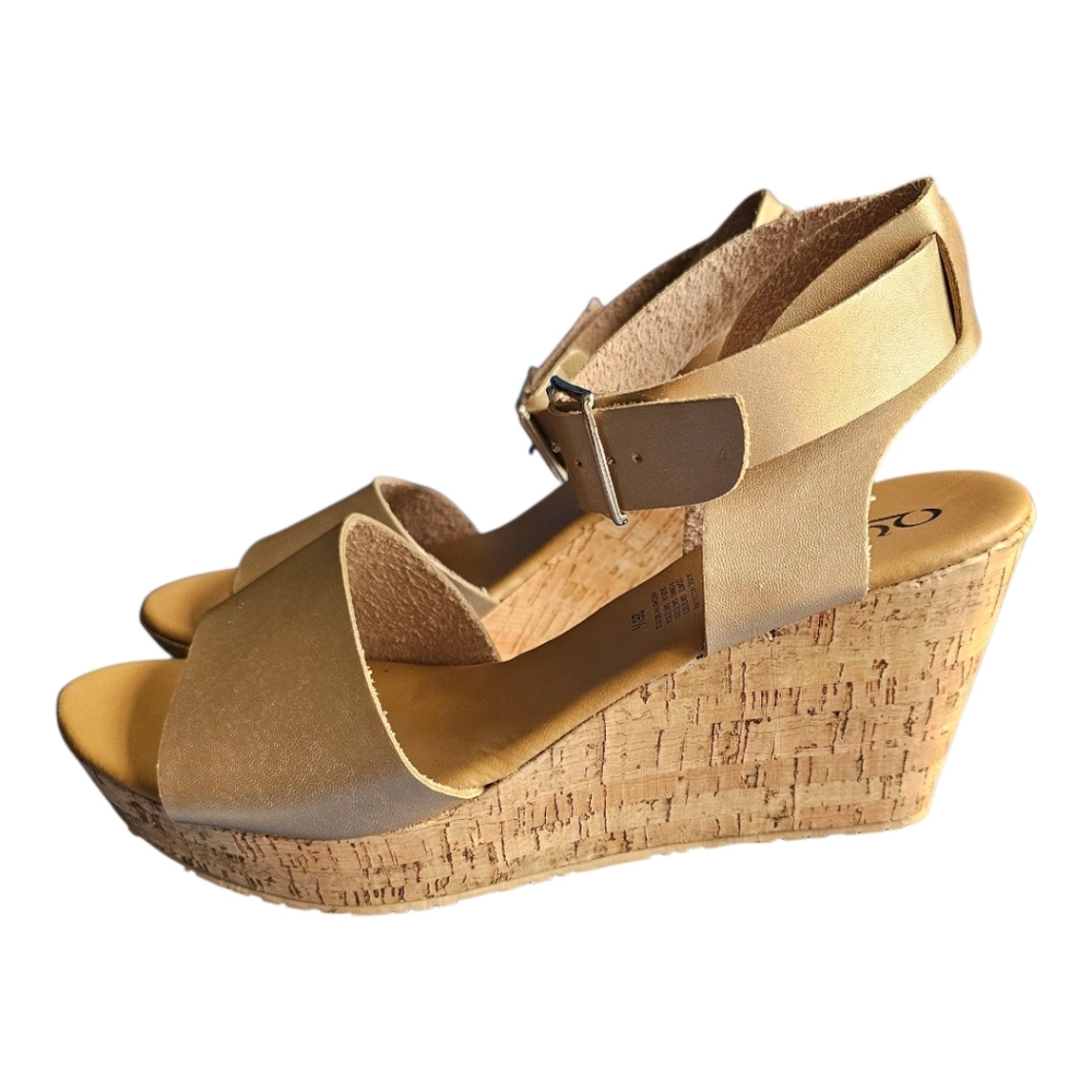 QUEEN Gold Wedge Sandals Size 9 NWOT